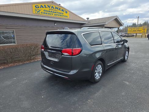 Used 2018 Chrysler Pacifica Touring-L Plus image 6