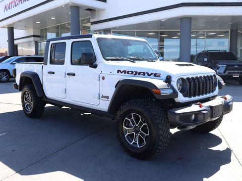 Used 2025 Jeep Gladiator Mojave w/ Convenience Group AWD/4WD image 7