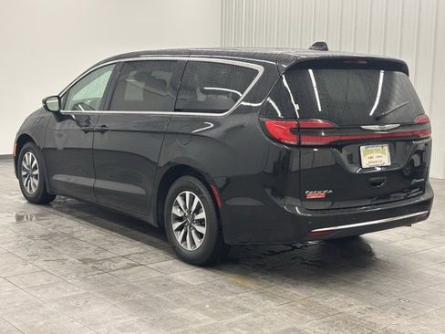 Used 2024 Chrysler Pacifica Select image 4