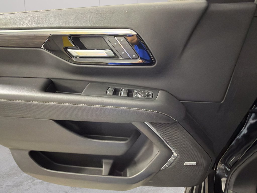 Used 2025 Chevrolet Suburban Premier RWD image 25