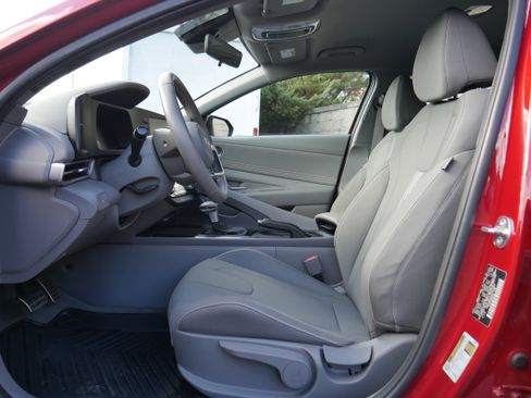 Used 2025 Hyundai Elantra Sport image 12