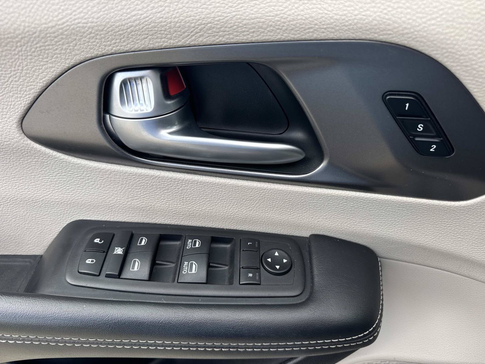 Used 2024 Chrysler Pacifica Touring-L FWD image 20