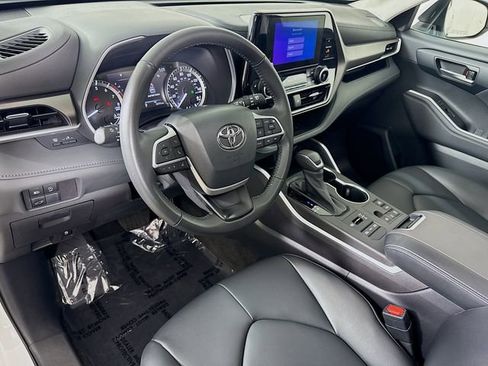 Certified 2023 Toyota Highlander XLE image 19