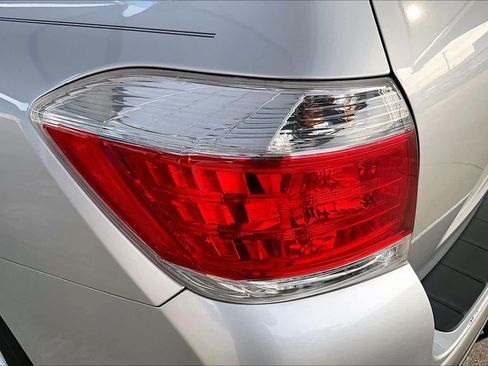 Used 2012 Toyota Highlander SE w/ Tow Pkg image 28