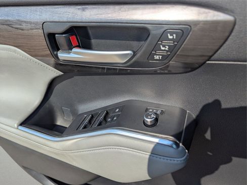 Used 2024 Toyota Highlander Platinum image 23