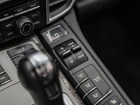 Used 2014 Porsche Panamera S image 30