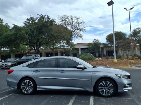 Used 2018 Honda Accord Touring image 2