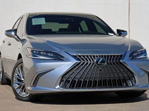 Used 2022 Lexus ES 350 Ultra Luxury w/ Accessory Package 2 image 4