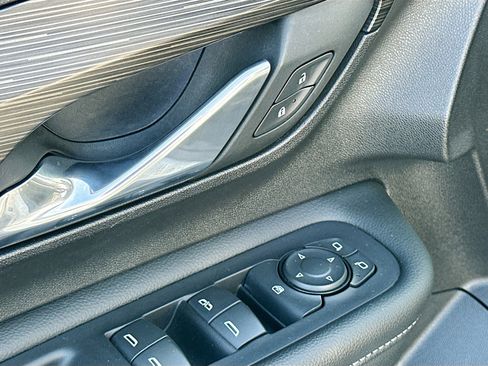 Used 2024 GMC Terrain SLE image 8