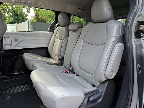 Used 2026 Toyota Sienna XLE FWD image 10