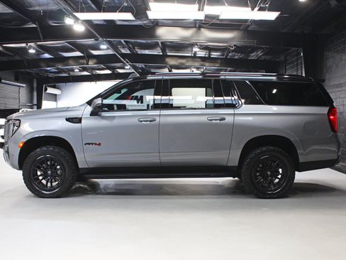 Used 2023 GMC Yukon XL AT4 w/ Technology Package AWD/4WD image 3