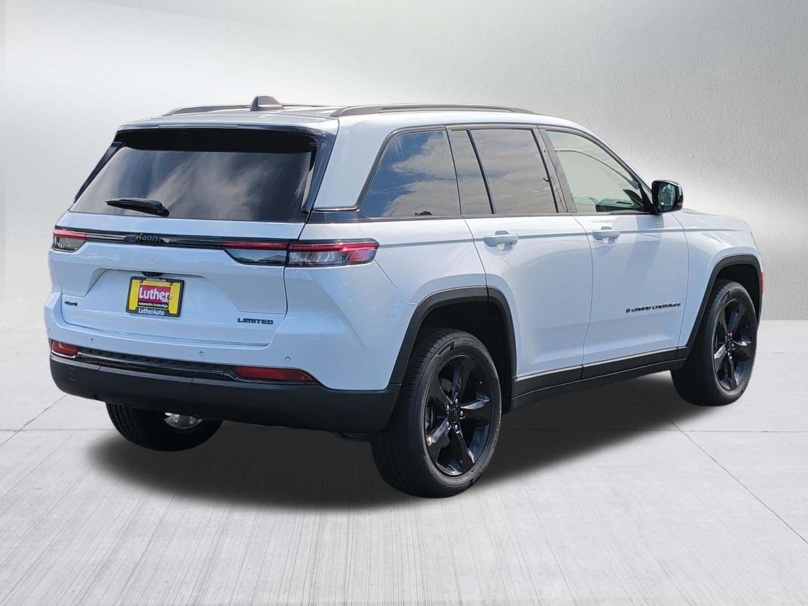 Used 2023 Jeep Grand Cherokee Limited w/ Black Appearance Package AWD/4WD image 7