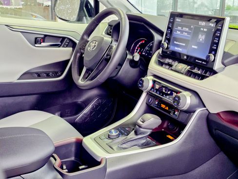 Used 2022 Toyota RAV4 Limited image 18