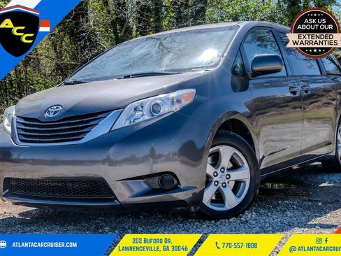Used 2015 Toyota Sienna LE image 1