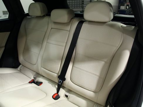 Used 2025 Mercedes-Benz GLC 300 4MATIC image 29