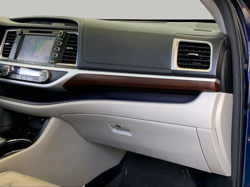 Used 2016 Toyota Highlander Limited w/ Driver Technology Package AWD/4WD image 19