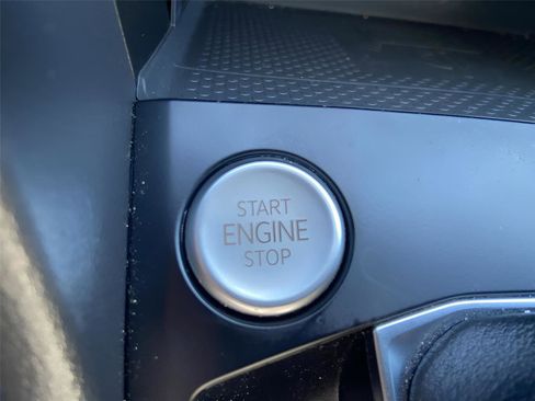 Used 2022 Volkswagen Taos SE w/ Panoramic Sunroof Package image 33