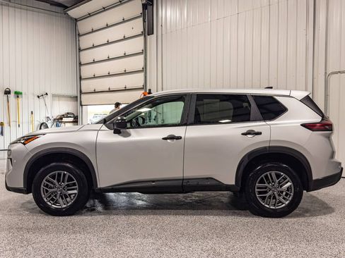 Used 2024 Nissan Rogue S AWD/4WD image 2