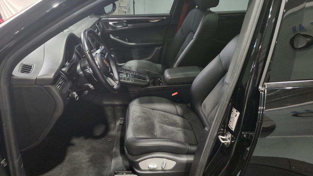 Used 2018 Porsche Macan AWD/4WD image 22