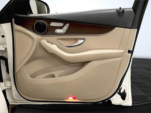 Used 2021 Mercedes-Benz GLC 300 4MATIC image 24