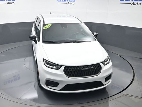 Used 2024 Chrysler Pacifica Select image 48