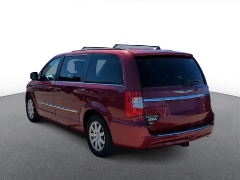 Used 2014 Chrysler Town & Country Touring image 6