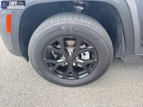 Used 2025 Jeep Grand Cherokee Altitude RWD image 32