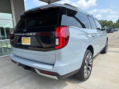 Used 2025 Ford Expedition Platinum w/ Driver's Package AWD/4WD image 8