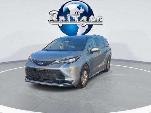 Used 2024 Toyota Sienna XLE image 4