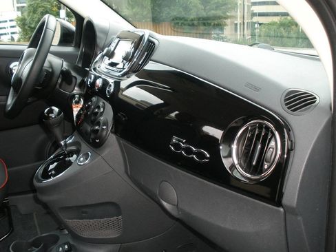 Used 2017 FIAT 500 Pop w/ Sport Appearance Package FWD image 31