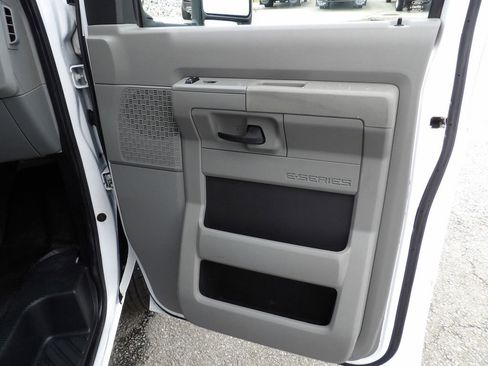 Used 2022 Ford E-450 and Econoline 450 Super Duty image 28