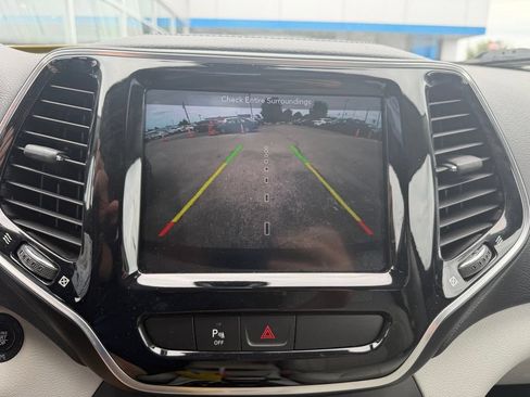 Used 2019 Jeep Cherokee Limited AWD/4WD image 9
