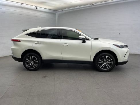 Used 2022 Toyota Venza LE AWD/4WD image 6