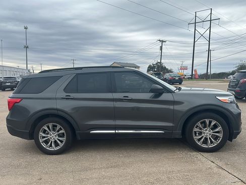 Used 2020 Ford Explorer XLT w/ Equipment Group 202A image 4
