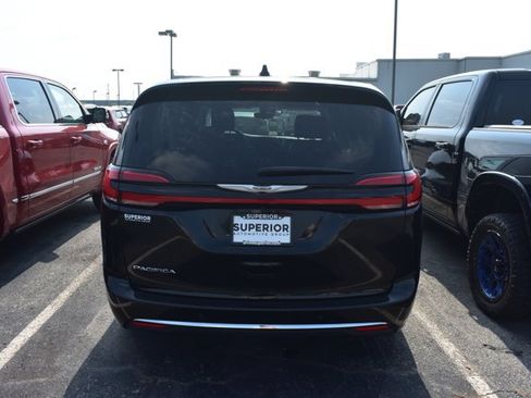 Used 2024 Chrysler Pacifica Touring-L FWD image 5