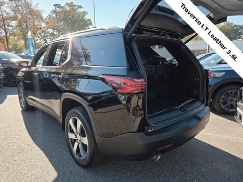 Used 2022 Chevrolet Traverse LT w/ LT Premium Package image 9