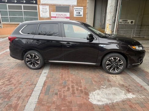 Used 2018 Mitsubishi Outlander GT image 2