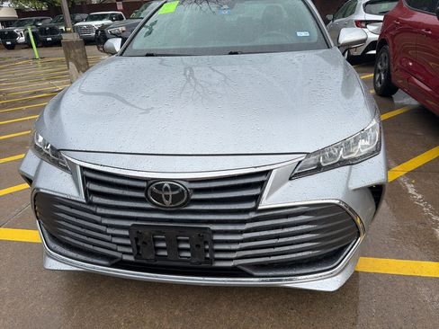 Used 2019 Toyota Avalon XLE image 2
