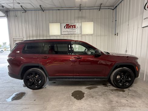Used 2025 Jeep Grand Cherokee L Limited w/ Black Appearance Package AWD/4WD image 2