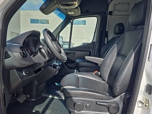 Used 2024 Mercedes-Benz Sprinter 2500 image 3