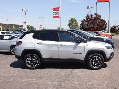 Used 2025 Jeep Compass Trailhawk AWD/4WD image 5
