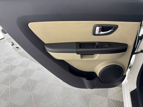 Used 2013 Kia Soul ! w/ Premium Pkg image 13