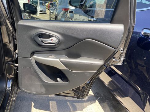 Used 2016 Jeep Cherokee Overland FWD image 18