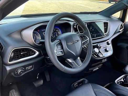 Used 2025 Chrysler Pacifica Select image 17