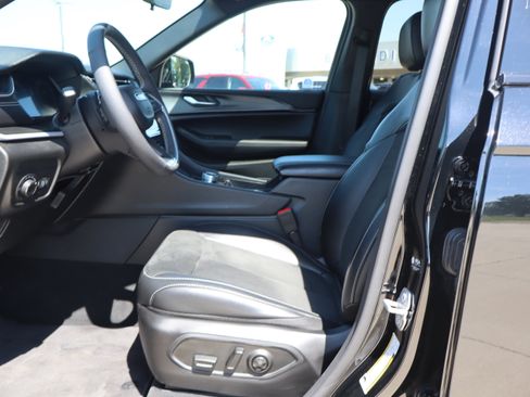 Used 2025 Jeep Grand Cherokee Altitude AWD/4WD image 9
