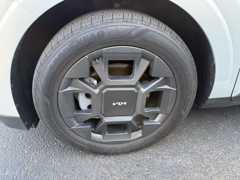 Used 2026 Kia Carnival EX FWD image 7