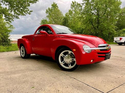Used 2004 Chevrolet SSR w/ Preferred Equipment Group image 1