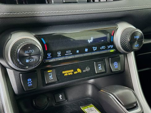 Used 2020 Toyota RAV4 XLE Premium image 22