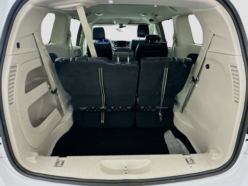 Used 2024 Chrysler Pacifica Touring-L image 30