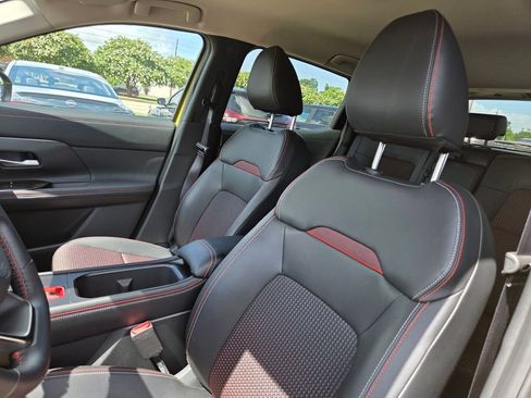 Used 2025 Nissan Kicks SR FWD image 11